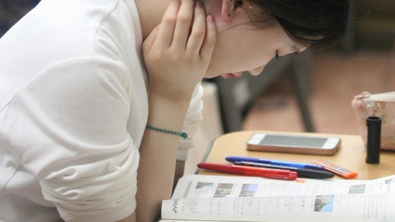 Học sinh ngồi một mình với vẻ suy tư