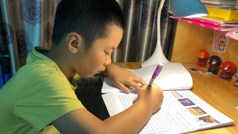 Học sinh ôn tập tài liệu với bút highlight