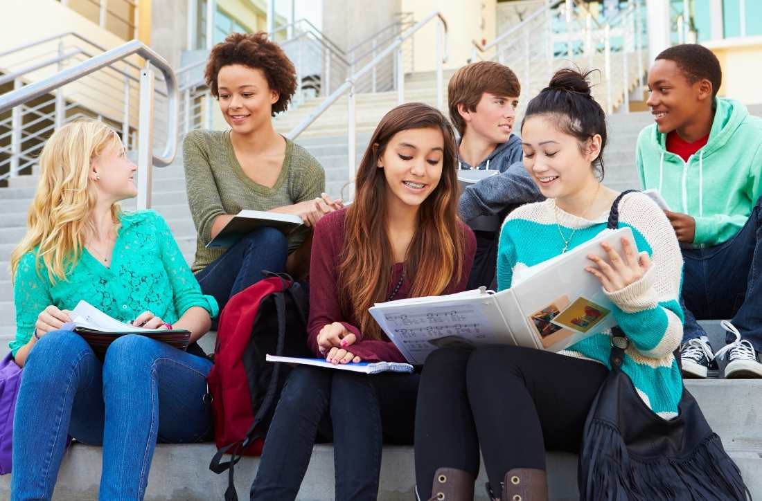 Học sinh quốc tế và bản địa trong giờ học, minh họa môi trường du học Mỹ cấp 3