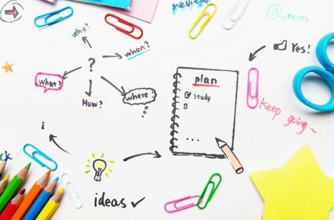 Học sinh tìm hiểu thông tin trên laptop, chuẩn bị cho hành trình du học Mỹ cấp 3