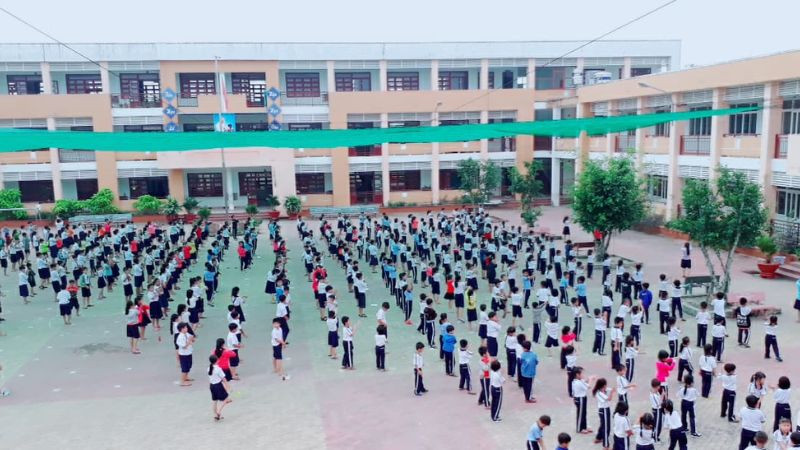 Học sinh trò chuyện rôm rả dưới gốc cây