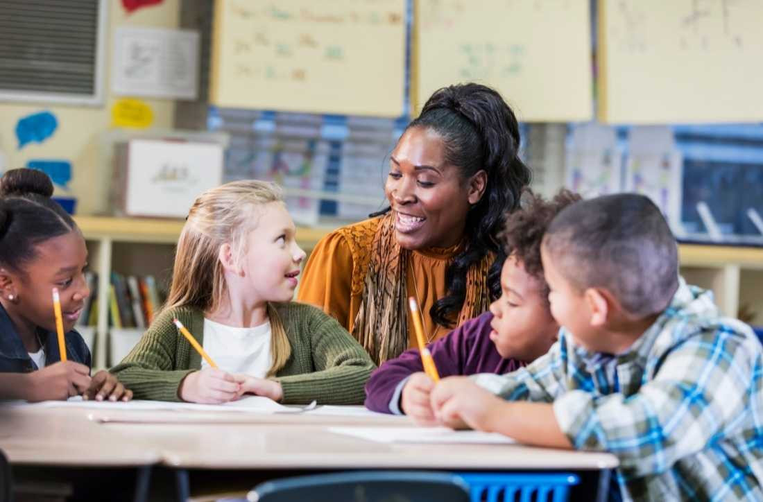 Học sinh từ nhiều nền văn hóa khác nhau cùng học tập, minh chứng cho sự đa dạng và khoan dung