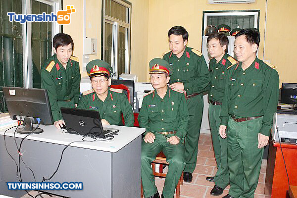 Học viên Trường Sĩ quan Chính trị trong giờ học