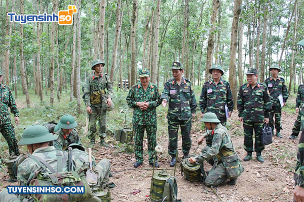 Học viên Trường Sĩ quan Phòng hóa trong giờ huấn luyện