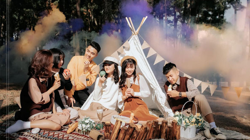 Hội bạn thân quây quần bên bếp lửa trại