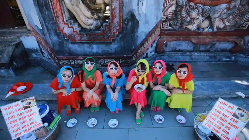 Hội bạn thân tạo dáng lầy lội ngoài trời