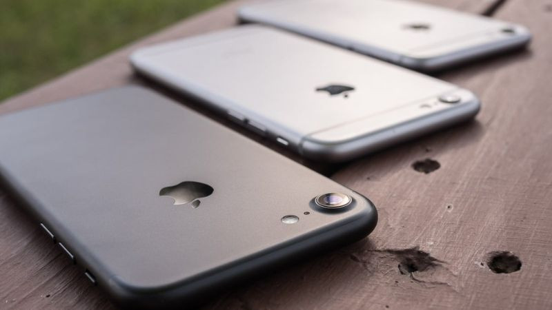 Hộp đựng iPhone Refurbished chính hãng của Apple, thể hiện các thiết bị đã được làm mới