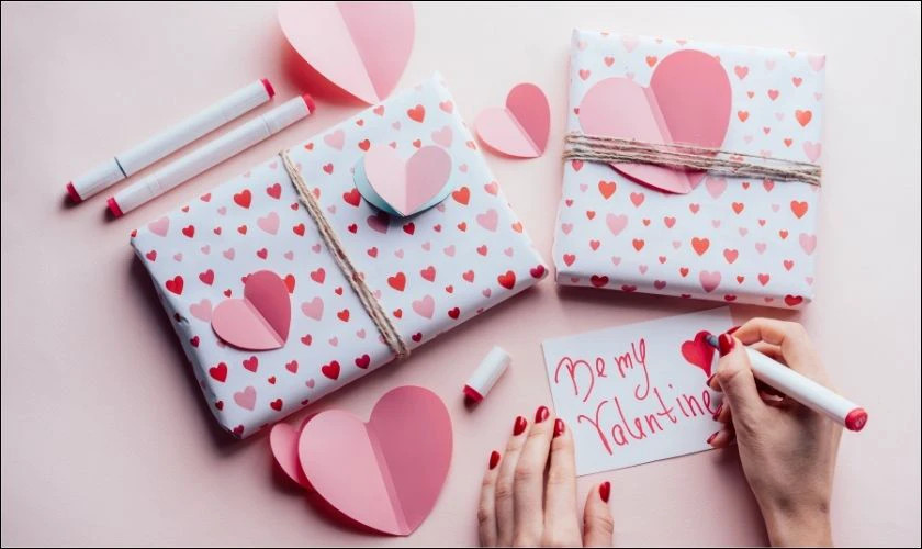 Hộp quà tặng kèm thư tay cho ngày lễ Tình Nhân thêm ý nghĩa và lãng mạn