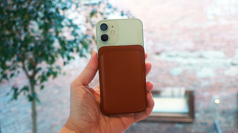 iPhone 12 Mini gắn ví MagSafe màu vàng