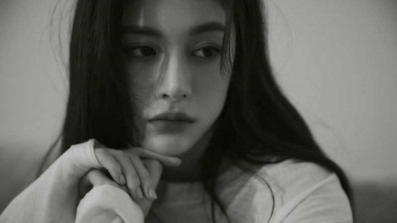 Tổng Hợp Những Bộ Ảnh Ngầu Nữ Đẹp Nhất Cho Bạn Kết cấu mái tóc và ánh sáng tạo nên sự ấn tượng cho chân dung cô gái trong ảnh trắng đen