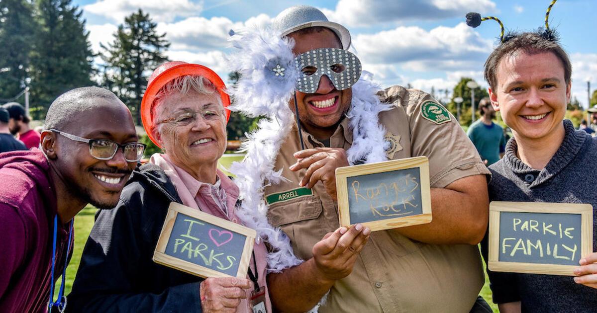 Hinh anh ve su ket hop mau do va den mang lai cam giac co dien va manh me.