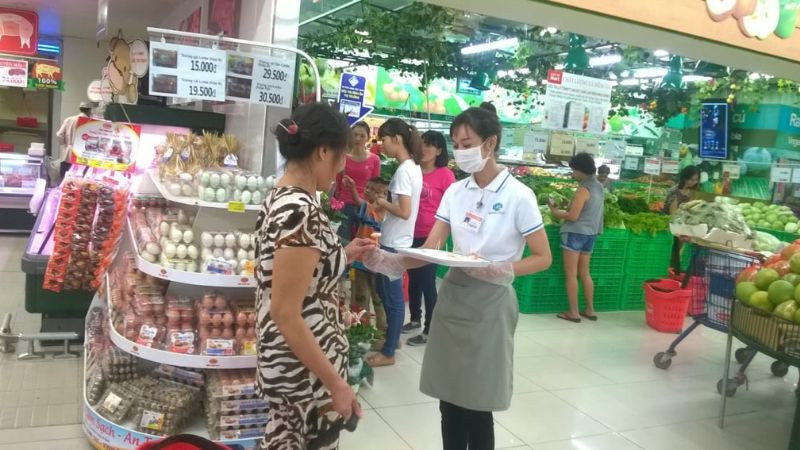 Khách hàng chia sẻ trải nghiệm tốt về sản phẩm mẫu với bạn bè, tạo hiệu ứng quảng cáo truyền miệng tự nhiên