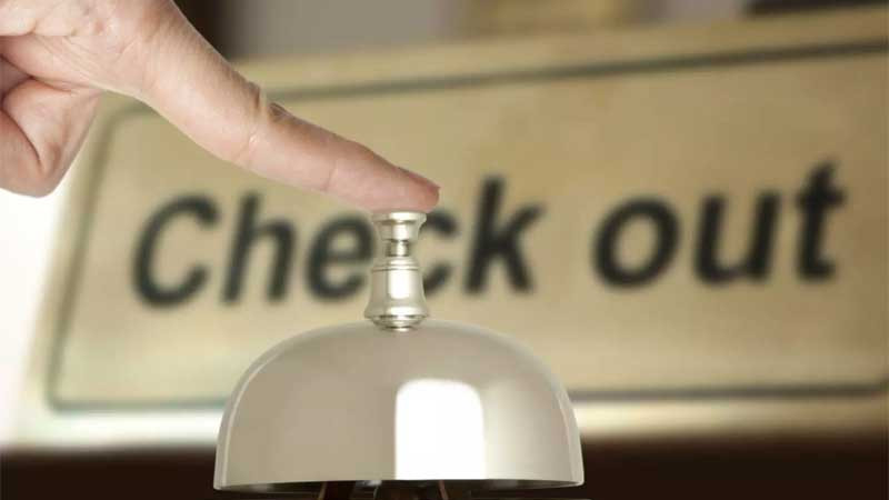 Khách hàng thực hiện thanh toán tại quầy, một phần của quy trình check-out.