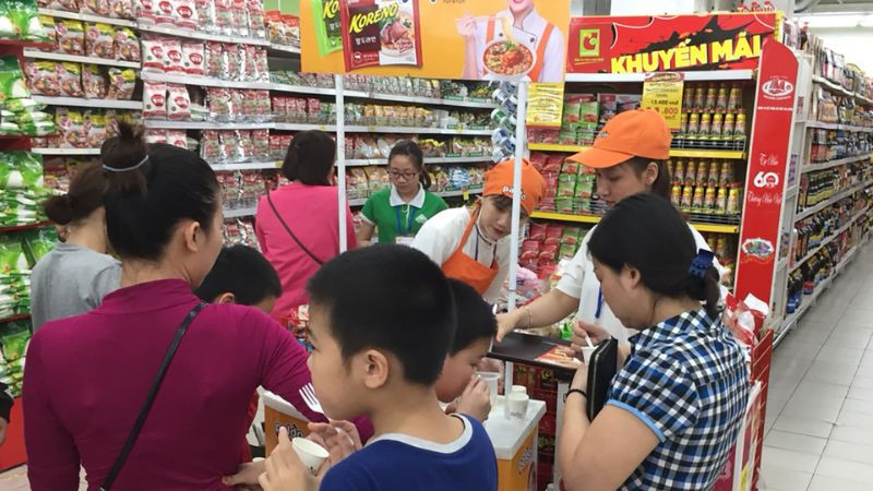 Khách hàng trực tiếp dùng thử sản phẩm mẫu tại điểm bán hoặc sự kiện, tương tác với nhân viên tư vấn