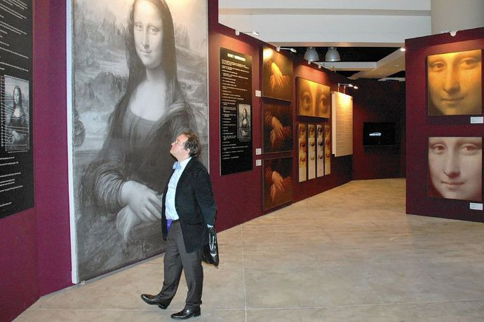 Khách tham quan chiêm ngưỡng bức tranh Mona Lisa tại Bảo tàng Louvre ở Paris, biểu tượng giá trị nghệ thuật toàn cầu