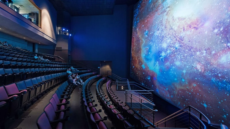 IMAX Là Gì? Khám Phá Công Nghệ Điện Ảnh Tuyệt Vời Mang Đến Trải Nghiệm Đắm Chìm Khái niệm IMAX và logo hệ thống rạp chiếu phim