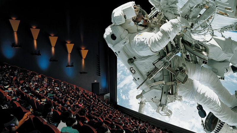 IMAX Là Gì? Khám Phá Công Nghệ Điện Ảnh Tuyệt Vời Mang Đến Trải Nghiệm Đắm Chìm Khán giả hào hứng chờ xem phim tại rạp IMAX