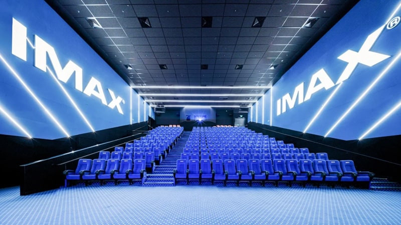 IMAX Là Gì? Khám Phá Công Nghệ Điện Ảnh Tuyệt Vời Mang Đến Trải Nghiệm Đắm Chìm Khán giả ngồi trong rạp chiếu IMAX với màn hình cong và góc nhìn rộng