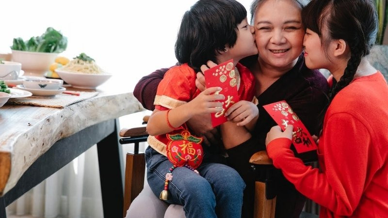 Khoảnh khắc ấm áp của gia đình trong bữa cơm ngày lễ