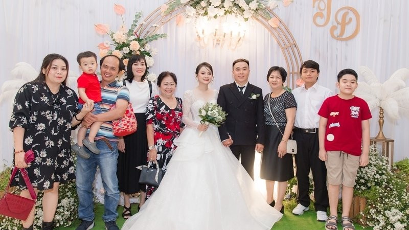 Khoảnh khắc ấm áp của gia đình trong lễ cưới