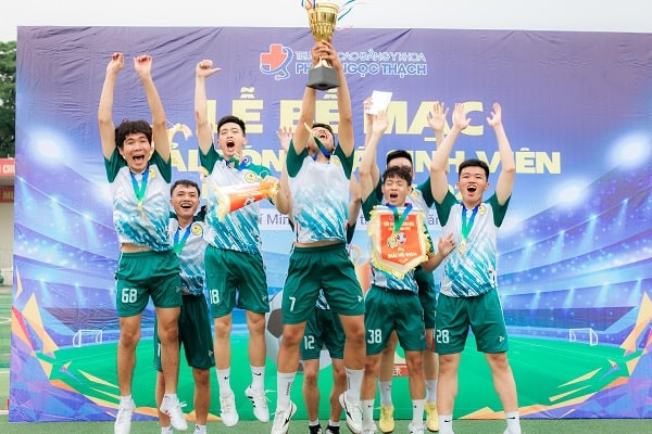 Khoảnh khắc ăn mừng bàn thắng trong giải bóng đá sinh viên