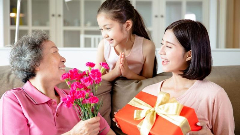 Khoảnh khắc bàn tay mẹ nắm tay con, biểu tượng sự che chở yêu thương, tạo nên ảnh mẹ gần gũi và ý nghĩa.