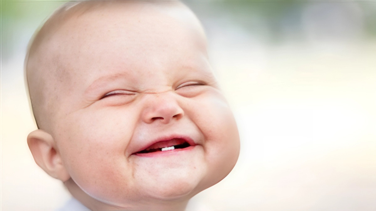 Khoảnh khắc bé trai cười tít mắt