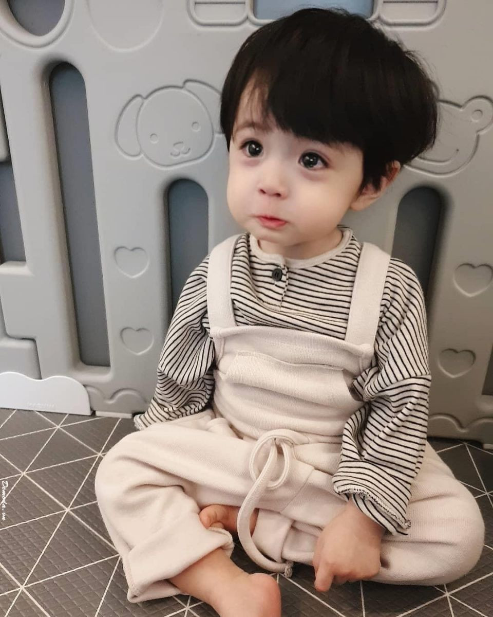 Khoảnh khắc bé trai mếu máo