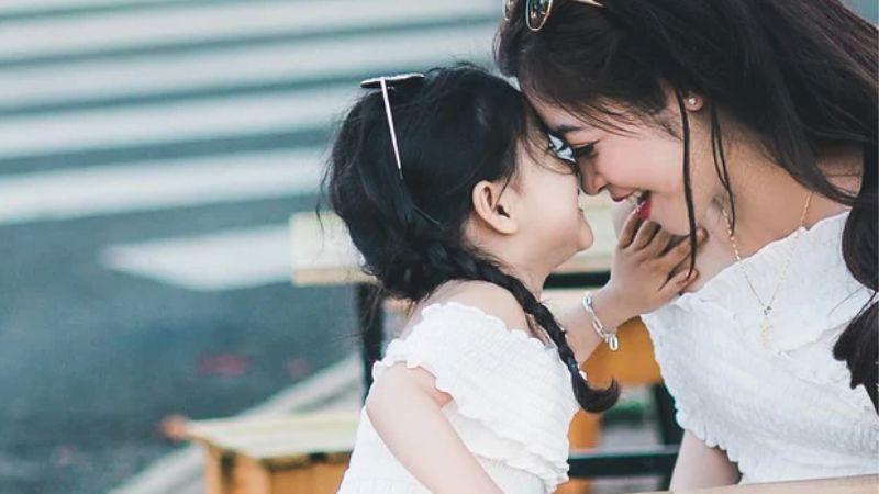 Khoảnh khắc bình yên của mẹ và con giữa thiên nhiên tươi đẹp.