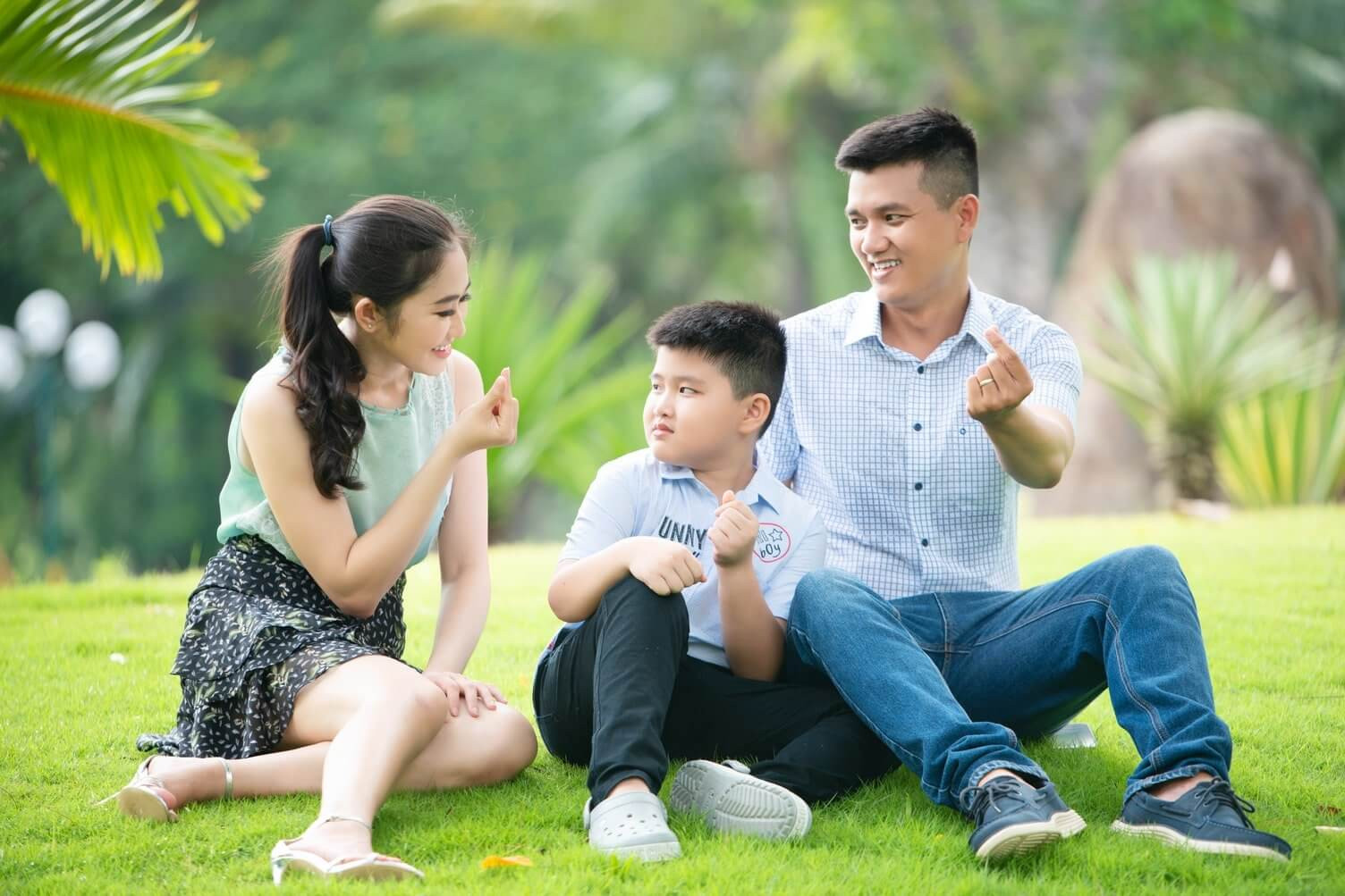 Khoảnh khắc cả nhà chụp ảnh kỷ niệm đáng yêu khi đi picnic