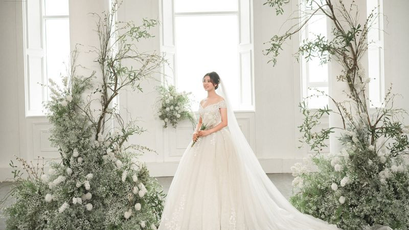 Khoảnh khắc cô dâu rạng rỡ chuẩn bị bước vào ngày trọng đại.