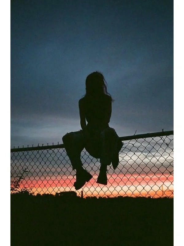 Khoảnh khắc cô đơn dưới ô giữa cơn mưa