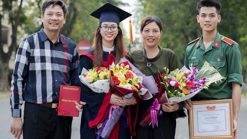 Khoảnh khắc đáng nhớ của gia đình trong ngày tốt nghiệp của con