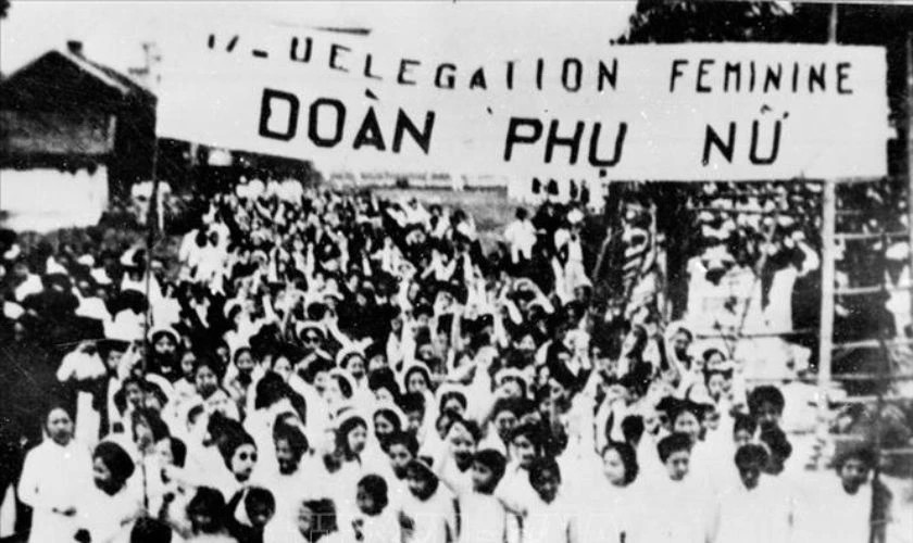 Khoảnh khắc đoàn kết của người lao động trong **hình ảnh 1/5** quá khứ