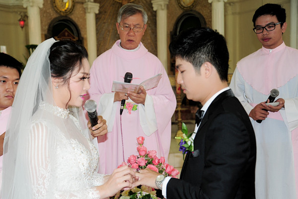 Khoảnh khắc đôi uyên ương trao lời thề nguyện trong lễ cưới Công giáo
