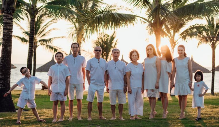 Khoảnh khắc gia đình cùng nhau chụp ảnh dưới ánh hoàng hôn lãng mạn