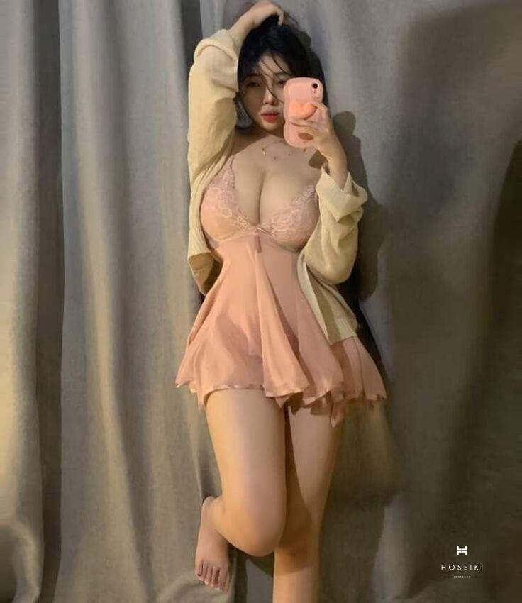 Khoảnh khắc gợi cảm đầy sang trọng của gái xinh