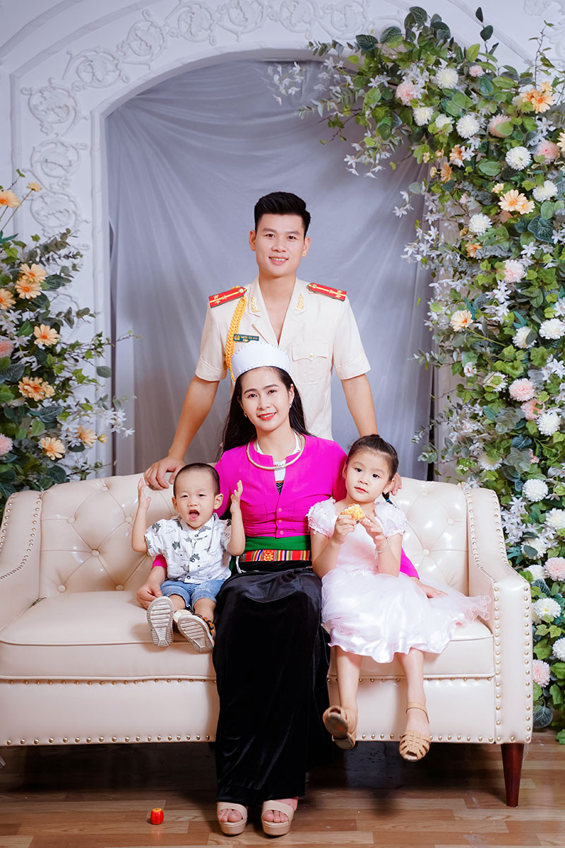 Khoảnh khắc hạnh phúc của gia đình Công giáo trên ghế sofa