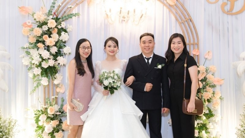 Khoảnh khắc hạnh phúc của gia đình trong ngày con tốt nghiệp