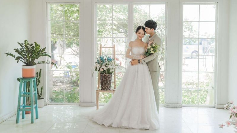 Khoảnh khắc lãng mạn trong ảnh cưới đẹp studio
