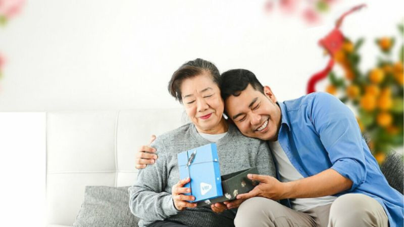 Khoảnh khắc mẹ dịu dàng ôm con vào lòng, biểu tượng tình mẫu tử ấm áp.