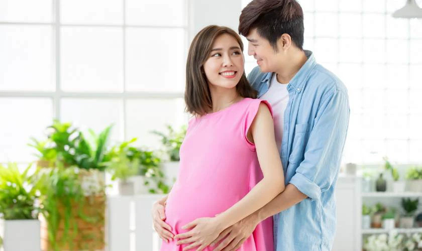 Khoảnh khắc người chồng âu yếm vợ mang thai thể hiện tình yêu thương