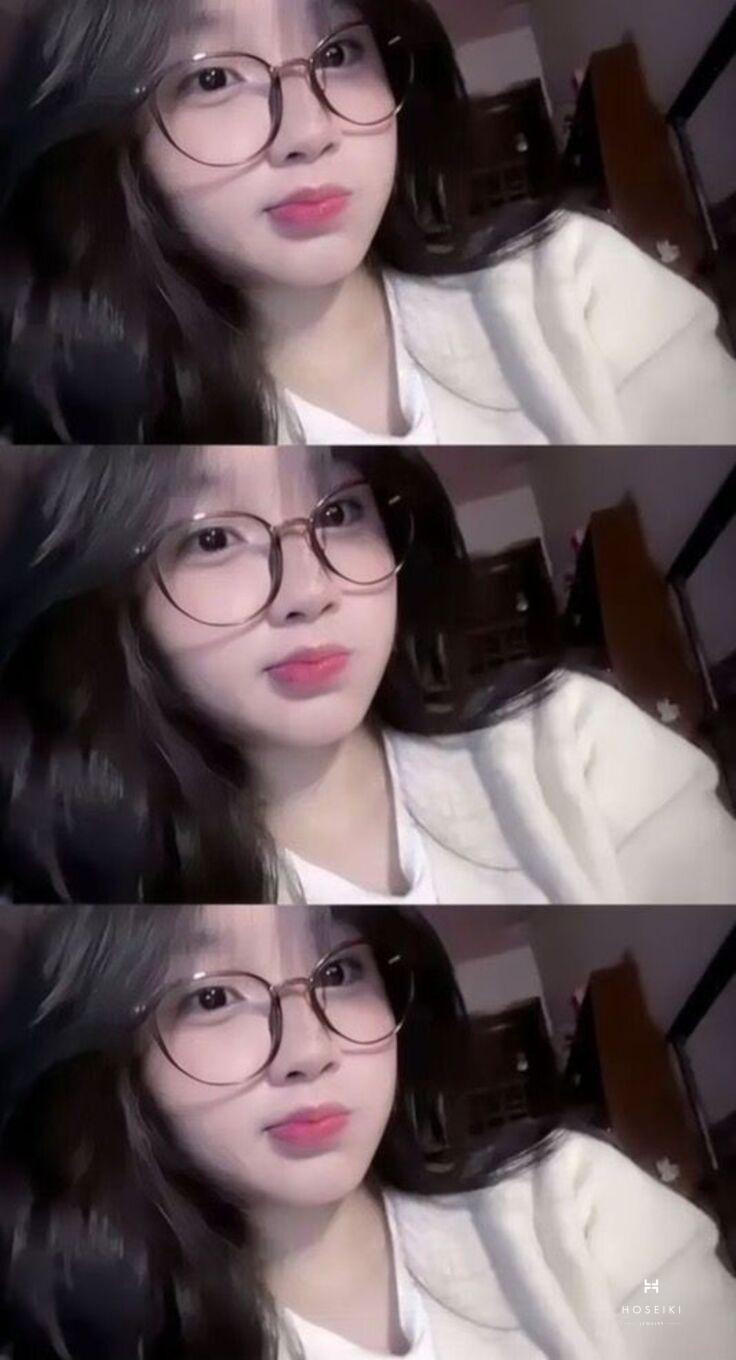 Khoảnh khắc pose dáng đáng yêu, thể hiện nét cute đặc trưng trong bức ảnh