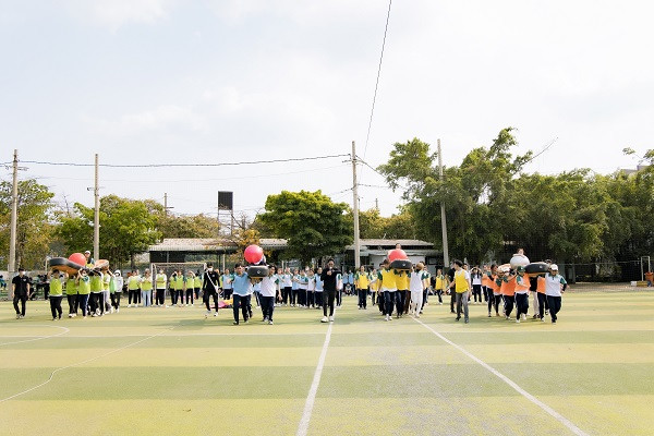 Khoảnh khắc tập thể vui vẻ trong ngày hội sinh viên của trường