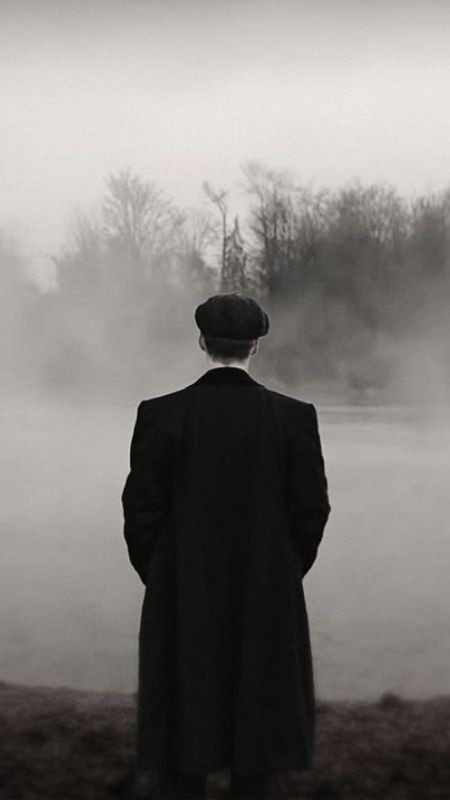 Khoảnh khắc tĩnh lặng của người đàn ông bên dòng sông mờ ảo