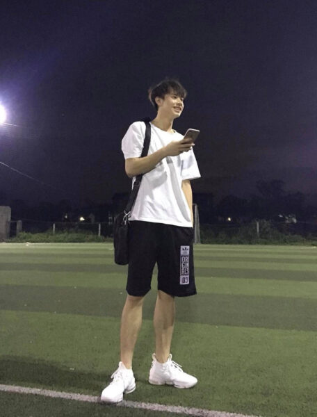 Khoảnh khắc trai đá bóng năng động trên sân cỏ