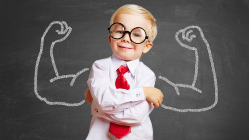 Khoảnh khắc trầm tư đáng yêu của tuổi nhỏ