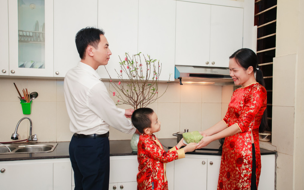 Khoảnh khắc vui vẻ của gia đình nhỏ khi chuẩn bị bánh chưng đón Tết