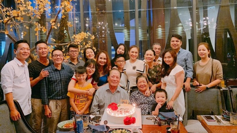 Khoảnh khắc vui vẻ của gia đình trong tiệc sinh nhật