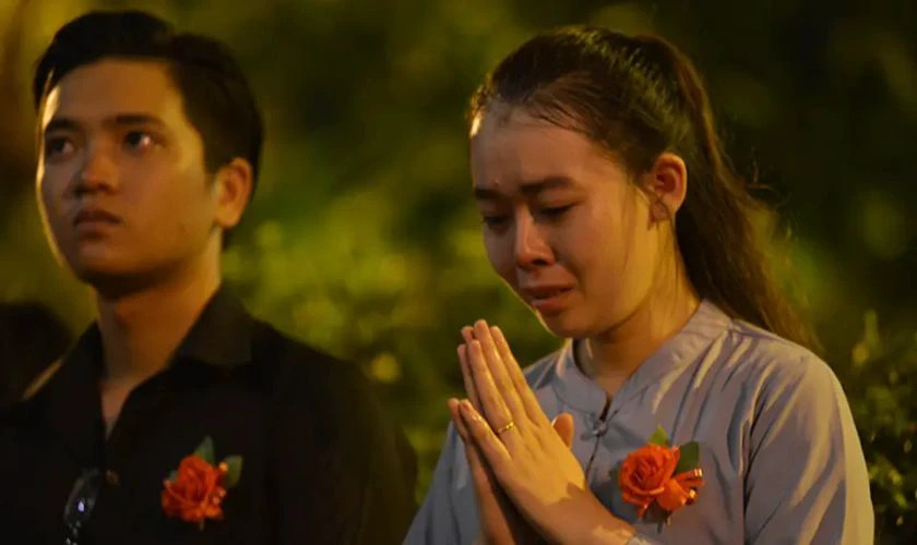 Khoảnh khắc xúc động của người con thể hiện lòng báo hiếu mẹ hiền